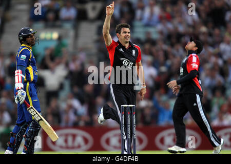 James Anderson, in Inghilterra, celebra il lancio del Wicket di Kumar Sangakkara nello Sri Lanka durante il primo Natwest One Day International al Kia Oval, Londra. Foto Stock