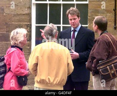 Earl Spencer parla con i visitatori il primo giorno dell'apertura della tenuta di Althorp oggi al pubblico (mercoledì). Vedi PA Story DIANA Althorp. Foto di EDI John Giles/PA. Foto Stock