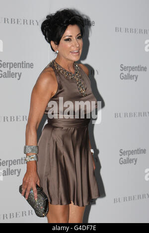 Nancy dell'olio arriva alla Serpentine Gallery di Hyde Park, Londra per il Summer Party 2011. Foto Stock