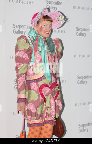 Grayson Perry arriva alla Serpentine Gallery di Hyde Park, Londra per il Summer Party 2011. Foto Stock