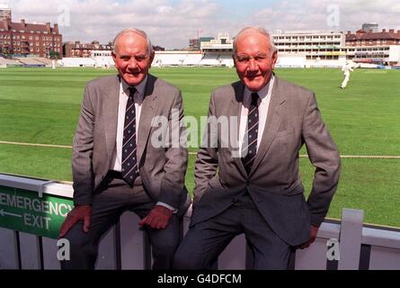 Gli eroi di cricket Sir Alec Bedser CBE (a destra) e suo fratello, Eric, all'Oval di Londra. I gemelli identici celebrano il loro 80° compleanno il 4 luglio. Foto di Andrew Stuart/PA. Foto Stock