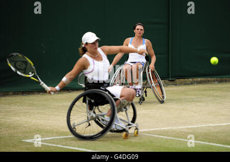 Jordanne Whiley (a destra) della Gran Bretagna in azione durante la sua doppia partita con Lucy Shuker (a sinistra) contro i Paesi Bassi Jiske Griffioen e Aniek Van Koot il giorno 11 dei campionati di Wimbledon 2011 all'All England Lawn Tennis and Croquet Club, Wimbledon. Foto Stock