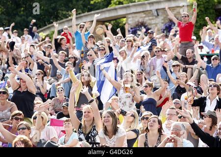 I fan di Andy Murray su Murray Mount festeggiano un punto come guardano la semifinale sullo schermo gigante Foto Stock