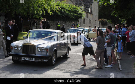 Kate Moss e Jamie Hince Wedding - Oxfordshire. Kate Moss parte con il suo nuovo marito Jamie Hince dopo il loro matrimonio alla Chiesa di San Pietro a Southrop. Foto Stock