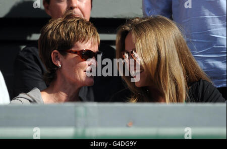 Judy (a sinistra), madre di Andy Murray e ragazza della Gran Bretagna Kim Sears, lo guardano a Center Court in azione contro Rafael Nadal, spagnolo, durante l'undici giorni dei Campionati Wimbledon 2011, presso l'All England Lawn Tennis and Croquet Club di Wimbledon. Foto Stock