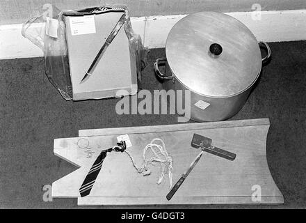 PA NEWS FOTO 4/11/83 UN ARRAY DEL MUDERER DENNIS ANDREW NILSEN PRESENTA SUL DISPLAY PRESSO LA OLD BAILEY COURT, Londra. Una pentola di rame in cui NILSEN BOLLITO VICTOMS capi, un tirante, corda, coltelli e una affilatrice e una tavola di legno su cui egli dissezionati rimane. NILSEN fu condannato a un minimo di 25 anni di prigione, colpevole di sei omicidi e due tentativi di omicidi Foto Stock