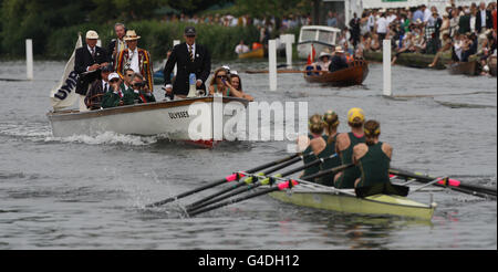 Un ufficiale lancia una barca guardando le squadre canottaggio e arbitro una gara durante il quinto giorno della regata Henley Royal, Henley-on-Thames. Foto Stock