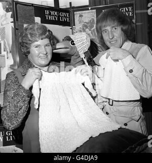 Entertainer Rod Hull ed EMU con Pam Baker, il vincitore di un concorso sponsorizzato da Save the Children/Women's Own per unire un set di vestiti per bambini destinati al Maestro Peter Phillips, figlio della Principessa Anne. Foto Stock