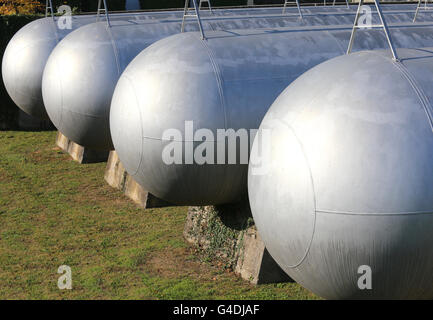 Molte lunghe gas gigante di recipienti a pressione per lo stoccaggio di miscele infiammabili di gas naturale nella produzione di combustibile di raffineria Foto Stock