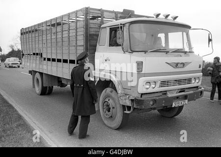 I controlli stradali del Garda fermano e ricercano le scatole di cavalli sulla strada Newbridge-Naas vicino a dove Shergar è stato preso martedì 8 febbraio dalla fattoria di stoppini a Ballymany, contea di Kildare, Repubblica d'Irlanda. Shergar non è mai stato trovato e nessuno era stato accusato del furto. Foto Stock