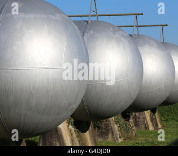 Molti gas gigante di recipienti a pressione per lo stoccaggio di miscele infiammabili di gas naturale nella zona limitata del carburante raffineria di produzione Foto Stock