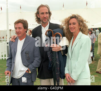 PA NEWS PHOTO 26/7/98 KENNY JONES, DEL GRUPPO ROCK IL CHITARRISTA MIKE RUTHERFORD DELL'OMS E GENESIS CON ANGIE ALLA TAZZA D'INCORONAZIONE POLO TOUNAMENT TRA INGHILTERRA E CILE CHE SI È SVOLTA AL GUARDS POLO CLUB, PRATO DI SMITH, WINDSOR GREAT PARK Foto Stock