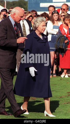 PA NEWS PHOTO 26/7/98 LA REGINA AL TORNEO DI POLO DELLA COPPA DI INCORONAZIONE TRA INGHILTERRA E CILE CHE SI È SVOLTO PRESSO IL GUARDS POLO CLUB, IL PRATO DI SMITH, IL WINDSOR GREAT PARK Foto Stock