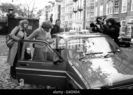Lady Diana Spencer, circondata dai mezzi di comunicazione, lasciando il suo Earl's Court piatto nella sua nuova e luminosa mini metro in viaggio per il suo lavoro come insegnante in un asilo nido nella vicina Pimlico. Foto Stock