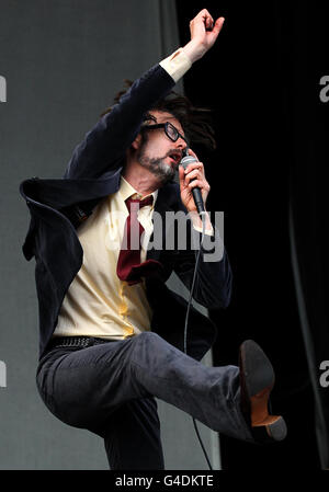 Jarvis Cocker di Pulp si esibisce sul palco principale al festival musicale T in the Park di Balado Park vicino Kinross. Foto Stock