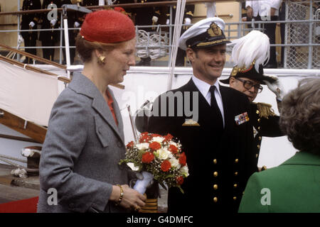 La regina Margrethe di Danimarca e suo marito il principe Henrik sbarcano dallo yacht reale danese, Danneborg, nel porto di Aarhus, nello Jutland durante la visita di stato della regina Elisabetta II in Danimarca Foto Stock