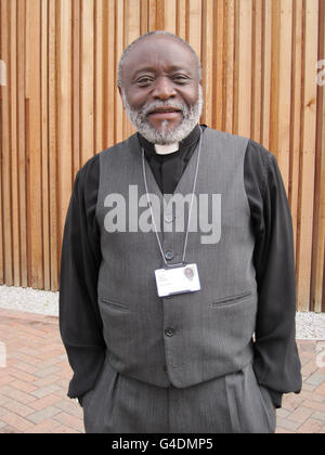 Nato in Uganda, il Venerabile Daniel Kajumba, Arcidiacono di Reigate, L'OMS chiede che più minoranze etniche siano nominate ad alti posti nella Chiesa d'Inghilterra, in quanto la Chiesa d'Inghilterra sarà sollecitata ad aumentare il numero di anglicani appartenenti a minoranze etniche che occupano ruoli ecclesiali di alto livello in un dibattito odierno al Sinodo Generale. Foto Stock