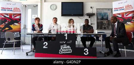 L-R: Natalie Dunman, Talent Identification Coordinator, England Rugby Sevens player Tom Powell, Skeleton racer Amy Williams e Harry Aikines-Aryeetey durante la conferenza stampa presso il Lee Valley Athletics Center di Londra, per promuovere Power2Podium, UK Sports ultimo programma ID di talento Foto Stock