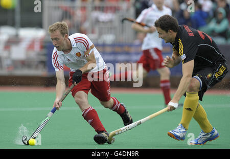 Barry Middleton (a sinistra) in Inghilterra sfida con Alexandre De Saedeleer in Belgio durante la partita di apertura della London Cup al Quintin Hogg Recreation Ground, Chiswick. Foto Stock