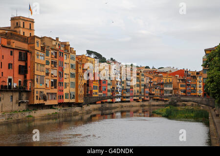 La città di Girona visualizza, case nel fiume Onyar Foto Stock