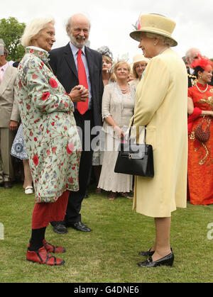 La Regina Elisabetta II della Gran Bretagna parla a Susan Ward e al professor Charles Ward, di Budleigh Salterton, Devon, durante una festa in giardino a Buckingham Palace, nel centro di Londra. Foto Stock