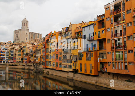 La città di Girona visualizza, case nel fiume Onyar Foto Stock