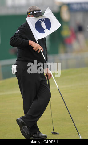 Darren Clarke dell'Irlanda del Nord lotta con una bandiera come il vento lo soffia sul viso Foto Stock