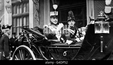 Re Manuel II del Portogallo (l) giostra in un aperto Trasporto con Alfonso XIII di Spagna a Londra Foto Stock