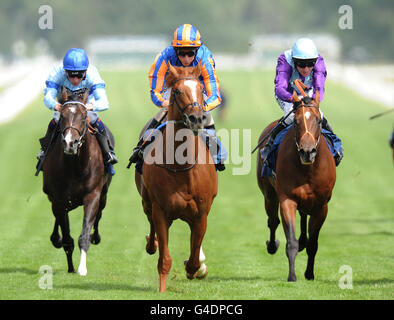 Corse di cavalli - Dubai Summer Festival 2011 - Rose Bowl Stakes Day - Ippodromo di Newbury. Jungle Beat indovinato da William Buick vincitori degli Highclere Thoroughbred Racing E.B.F Maiden Fillies Stakes (Div 2) Foto Stock