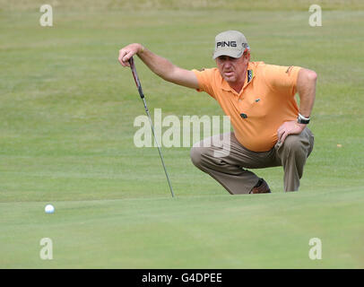 Golf - il Campionato Open 2011 - il secondo giorno - Royal St George's. Miguel Angel Jimenez, spagnolo, si allinea al putt durante il secondo round del Campionato Open 2011 al Royal St George's di Sandwich. Foto Stock