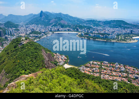 Vista su Botafogo e il Corcovado da la Montagna Sugar Loaf, Rio de Janeiro, Brasile Foto Stock