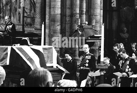 PA Library photo datato 5/9/79 : la bara drappacata dalla bandiera dell'Unione di Lord Mountatten poggia su una catafalque durante il servizio funebre nell'Abbazia di Westminster. I lutto reali sono (l/r) la Regina Elisabetta II, suo marito il Duca di Edimburgo, la Regina Elisabetta la Regina Madre e il Principe di Galles : i ricordi dell'omicidio di Lord Mountbatten, risalente a quasi 20 anni fa, sono stati mescolati per il Principe di Galles durante un breve viaggio in Irlanda del Nord oggi. Il principe si recò a Omagh, Co Tyrone, per vedere in prima persona la devastazione lasciata dall'orribile attentato dinamitardo della scorsa settimana da parte dell'IRA reale, e per visitare i sopravvissuti. Foto Stock