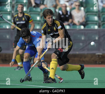 Il belga Elliot van Strydonck (a destra) viene sfidato dal sudcoreano Seung Hoon Lee durante la partita della London Cup al Quintin Hogg Recreation Ground di Chiswick. Foto Stock