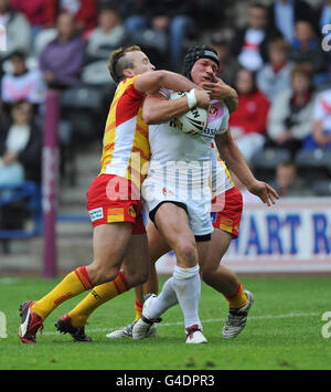 St Helens Jonny Lomax (centro) è affrontato da Ian Henderson (a sinistra) dei Dragoni catalani e Jason Baitieri durante la partita Engage Super League allo Stobart Stadium di Widnes. Foto Stock