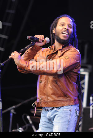 Ziggy Marley si esibisce sul palco al festival musicale Lovebox che si tiene a Victoria Park, Hackney, Londra. PREMERE ASSOCIAZIONE foto. Data foto: Sabato 16 luglio 2011. Credito da leggere: Tori Mayo/PA Wire Foto Stock