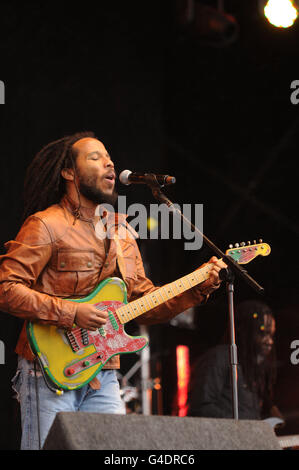 Ziggy Marley si esibisce sul palco al festival musicale Lovebox che si tiene a Victoria Park, Hackney, Londra. PREMERE ASSOCIAZIONE foto. Data foto: Sabato 16 luglio 2011. Credito da leggere: Tori Mayo/PA Wire Foto Stock