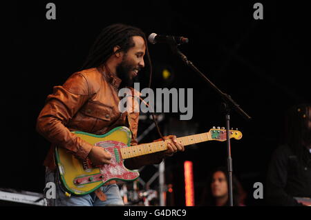 Ziggy Marley si esibisce sul palco al festival musicale Lovebox che si tiene a Victoria Park, Hackney, Londra. PREMERE ASSOCIAZIONE foto. Data foto: Sabato 16 luglio 2011. Credito da leggere: Tori Mayo/PA Wire Foto Stock