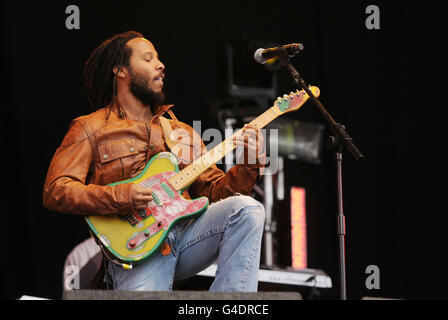 Ziggy Marley si esibisce sul palco al festival musicale Lovebox che si tiene a Victoria Park, Hackney, Londra. PREMERE ASSOCIAZIONE foto. Data foto: Sabato 16 luglio 2011. Credito da leggere: Tori Mayo/PA Wire Foto Stock