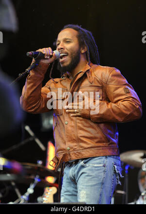 Ziggy Marley si esibisce sul palco al festival musicale Lovebox che si tiene a Victoria Park, Hackney, Londra. Foto Stock