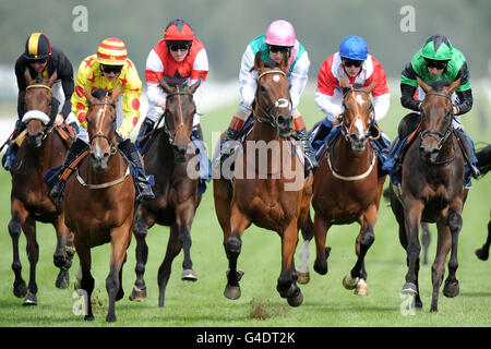 Corse di cavalli - Dubai Summer Festival 2011 - Rose Bowl Stakes Day - Ippodromo di Newbury. Il sacro scudo guidato da Tom Queally (al centro) corre attraverso per vincere le Stake handicap di Smith e Williamson Fillies Foto Stock