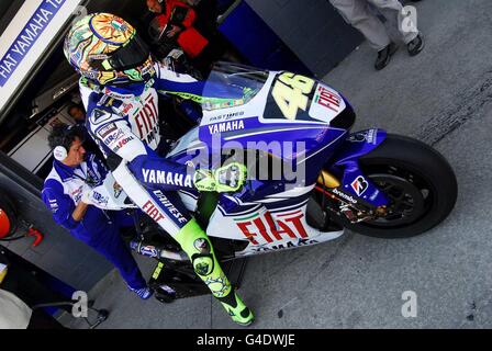 Motociclismo - Moto GP Australia - Phillip Island, Australia. Il pilota del GP Valentino Rossi (Italia) pronto per le prime prove libere a Phillip Island. Rossi ha terminato il secondo miglior tempo in un tempo di 1'30.764. Foto Stock