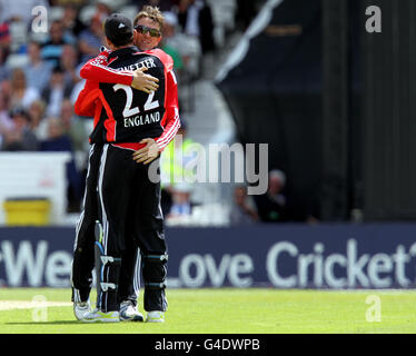 Graeme Swann in Inghilterra festeggia con Craig Kieswetter dopo che la coppia si è combinata per respingere Mahela Jayawardene dello Sri Lanka durante il secondo Natwest One Day International a Headingley, Leeds. Foto Stock