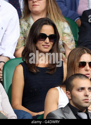 Pippa Middleton guarda la partita tra il serbo Novak Djokovoc e il francese Jo-Wilfried Tsonga sul centro di campo durante l'undici giorno dei Campionati di Wimbledon 2011 presso l'All England Lawn Tennis and Croquet Club, Wimbledon. Foto Stock