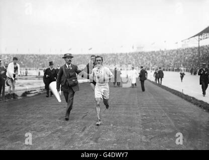 6 aprile: In questa giornata del 1896, sono iniziate ad Atene le prime Olimpiadi moderne. Qui è raffigurato l'atleta americano Johnny Hayes, che sta gareggiando nella corsa della maratona alle Olimpiadi estive 1908 a Londra. Foto Stock