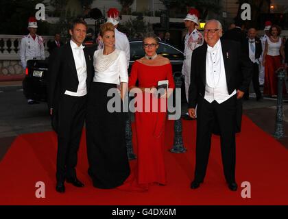 (Da sinistra a destra) Emanuele Filiberto di Savoia, Principessa Clotilde, Principessa Marina e Principe Vittorio Emanuele in arrivo per la cena ufficiale del Principe Alberto II di Monaco e Charlene Wittstock al Teatro dell'Opera di Monte Carlo. Foto Stock