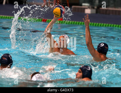 Rob Parker della Gran Bretagna in azione durante una vittoria del 8-7 sulla Georgia durante la partita di qualificazione Euro 2012 al Manchester Aquatics Centre di Manchester. Foto Stock