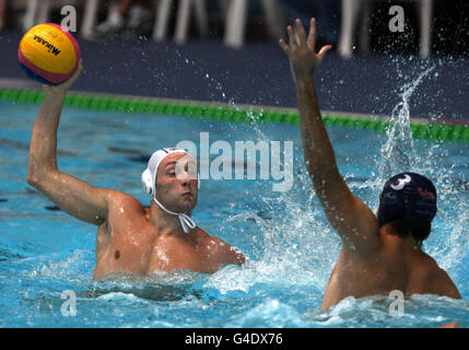 Rob Parker della Gran Bretagna in azione durante una vittoria del 8-7 sulla Georgia durante la partita di qualificazione Euro 2012 al Manchester Aquatics Centre di Manchester. Foto Stock