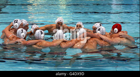 Il capitano della Gran Bretagna Craig Figes (al centro della parte posteriore) parla con i suoi compagni di squadra prima di una vittoria del 8-7 sulla Georgia durante la partita di qualificazione Euro 2012 al Manchester Aquatics Center di Manchester. Foto Stock