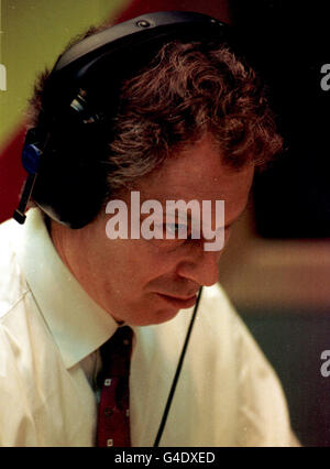 PA NEWS PHOTO 15/7/98 il primo ministro britannico Tony Blair su Nicky Campbell radio 5 Live phone-in, durante il quale è stato interrogato da membri del pubblico sulla recente politica del governo. Foto Stock