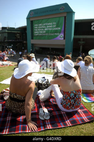 Gli appassionati di tennis potranno godersi il sole su Murray Mound prima del tredici° giorno dei Campionati Wimbledon 2011 presso l'All England Lawn Tennis Club di Wimbledon. Foto Stock